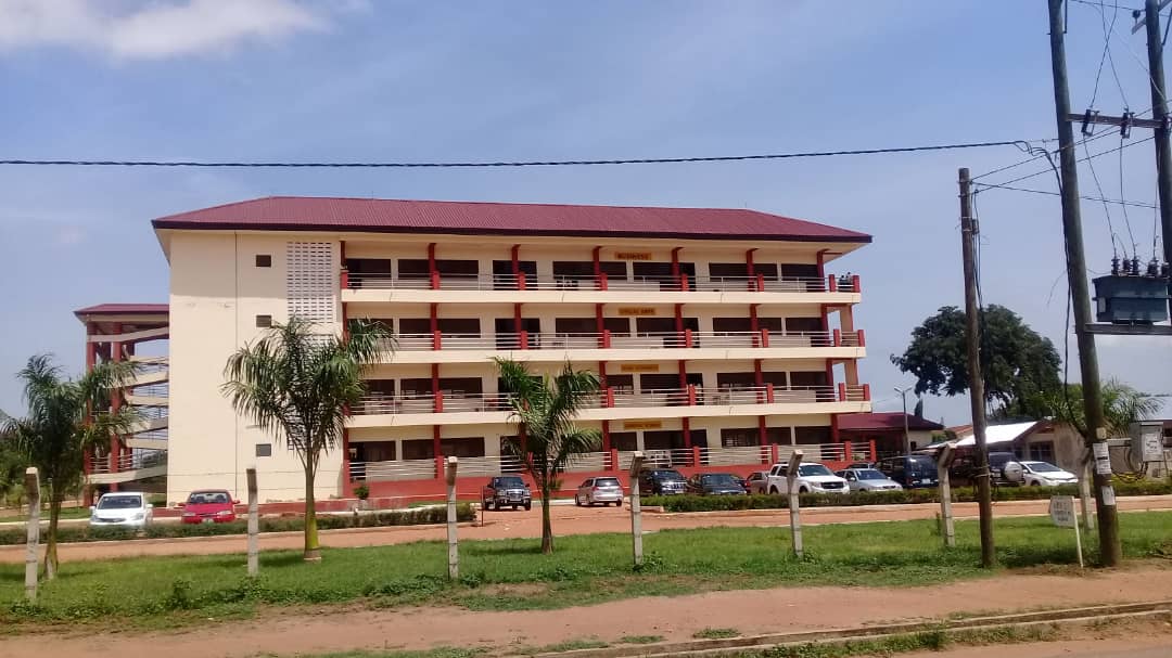 CitizenTechiman's tweet image. One of the "Photoshop E-Block schools" said @NAkufoAddo

Bottom line is " there is a visionary leader after Dr. Kwame  Nkrumah "

His name is @JDMahama