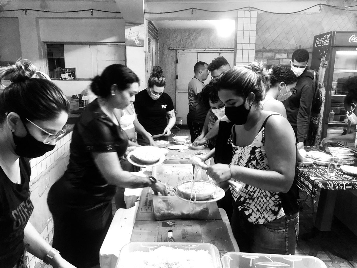 gj_ruah's tweet photo. No último sábado, fizemos a nossa primeira ação social do ano pelas ruas do Centro do Rio. Pudemos distribuir além das mais de 300 quentinhas, garrafas de águas, roupas e agasalhos, levamos o Amor e cuidado de Jesus para aqueles que mais necessitam! #RuahNaRuah https://t.co/Si6541hq59