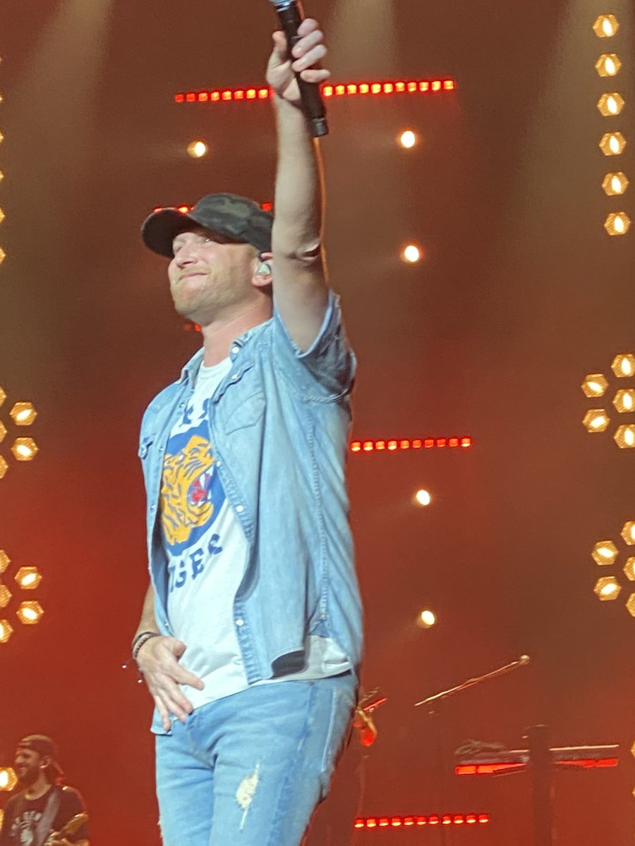 amoorepta's tweet photo. What an epic weekend. Thanks for the tickets @coleswindell what a great entertainer you are, sorry that your set was cut short #Manassas love&amp;hope #pefectpairing https://t.co/uLBFwUbASd
