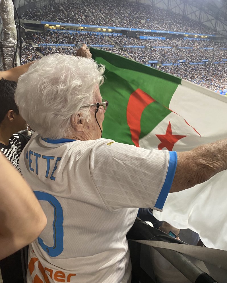 LMDFoot_'s tweet image. Cette photo de Colette (80 ans), supportrice de l'OM, hier soir au Vélodrome 😍🇩🇿

La passion n'a pas d'âge ❤️
(📷@MIMI13OM)