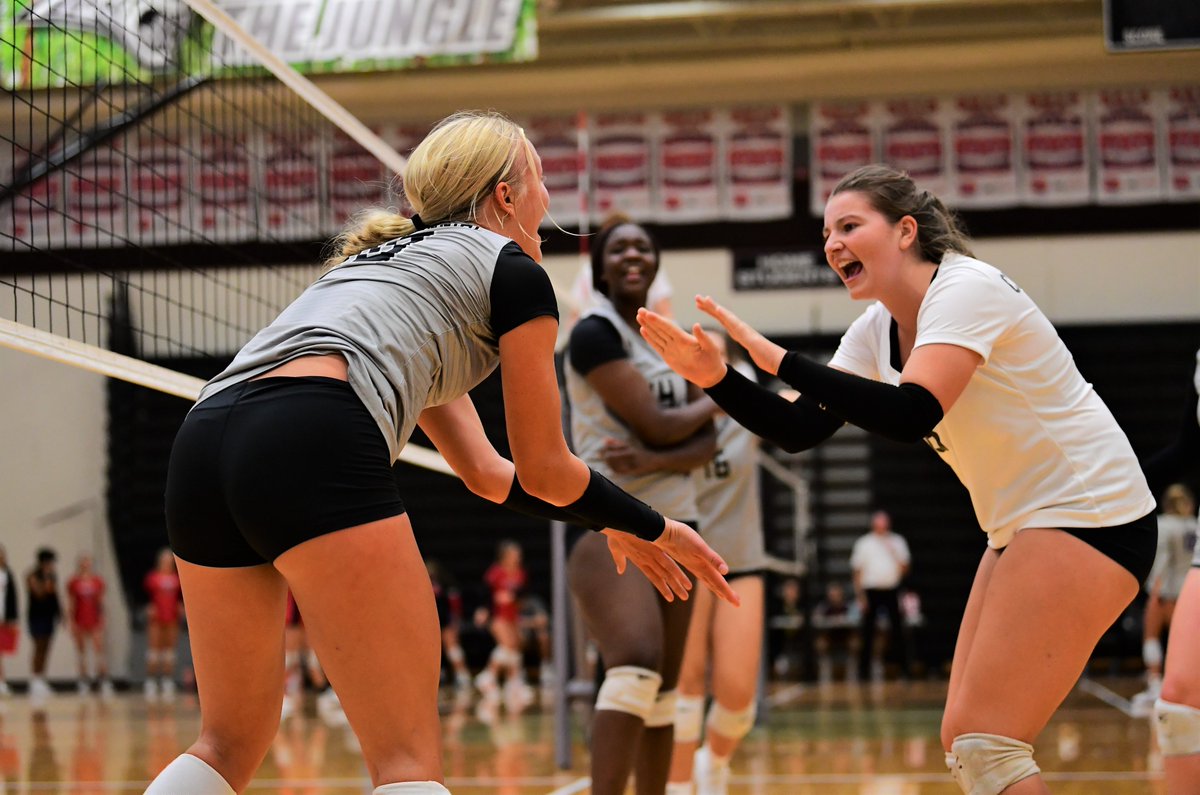 AnkenyFanatic's tweet photo. . @VB_Ankeny, @GoJagVB tumble to @vhstigers at Centennial tournament: https://t.co/mmvBnJFQrZ https://t.co/K8ISzEL9RZ