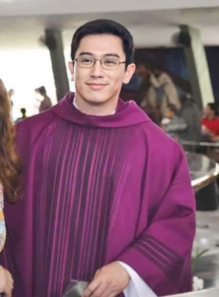 vii_esp's tweet photo. Mukhang sa simbahan talaga ang calling ko. Basain mo ko father (ng holy water) 💦 5555 Lawrd -1000 na ako sayo. Magagalit ba kayo kung sa harap niya ako luluhod charaught! 👅😂 Patawad sa kalandian 😁 #fatherferdi #ferdinandsantos https://t.co/693CUAAtei