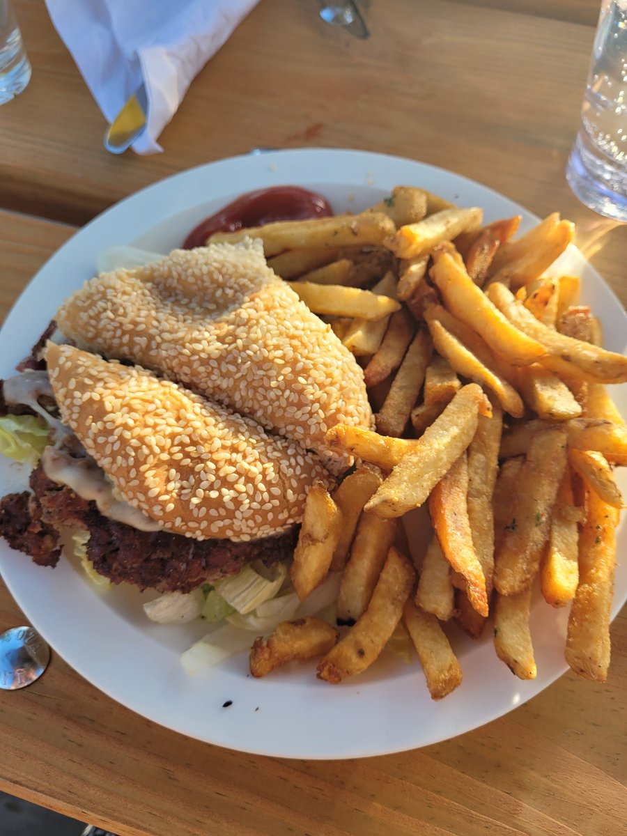 DianaSteele's tweet photo. The view is spectacular. The food is delicious (ordered the Highland Burger). But the climb to the rooftop is not recommended in 6 inch heels. 🤣
If you've been thinking about checking out #foxburger don't delay any longer. https://t.co/mgQmg6WrBi