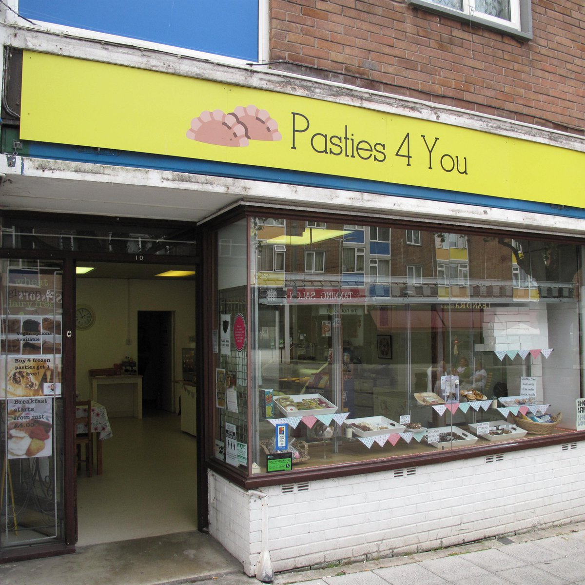 PinkPlaques's tweet image. The secret's out!! 😂 🍰 Thanks to 'Pasties 4 You' facebook.com/Pasties-4-you-… for hosting this plaque - Pink Plaques sponsored by @mayflower400uk partners @plymouthcc @theboxplymouth @PlymCultureUK with additional support from @PlymCityCentre