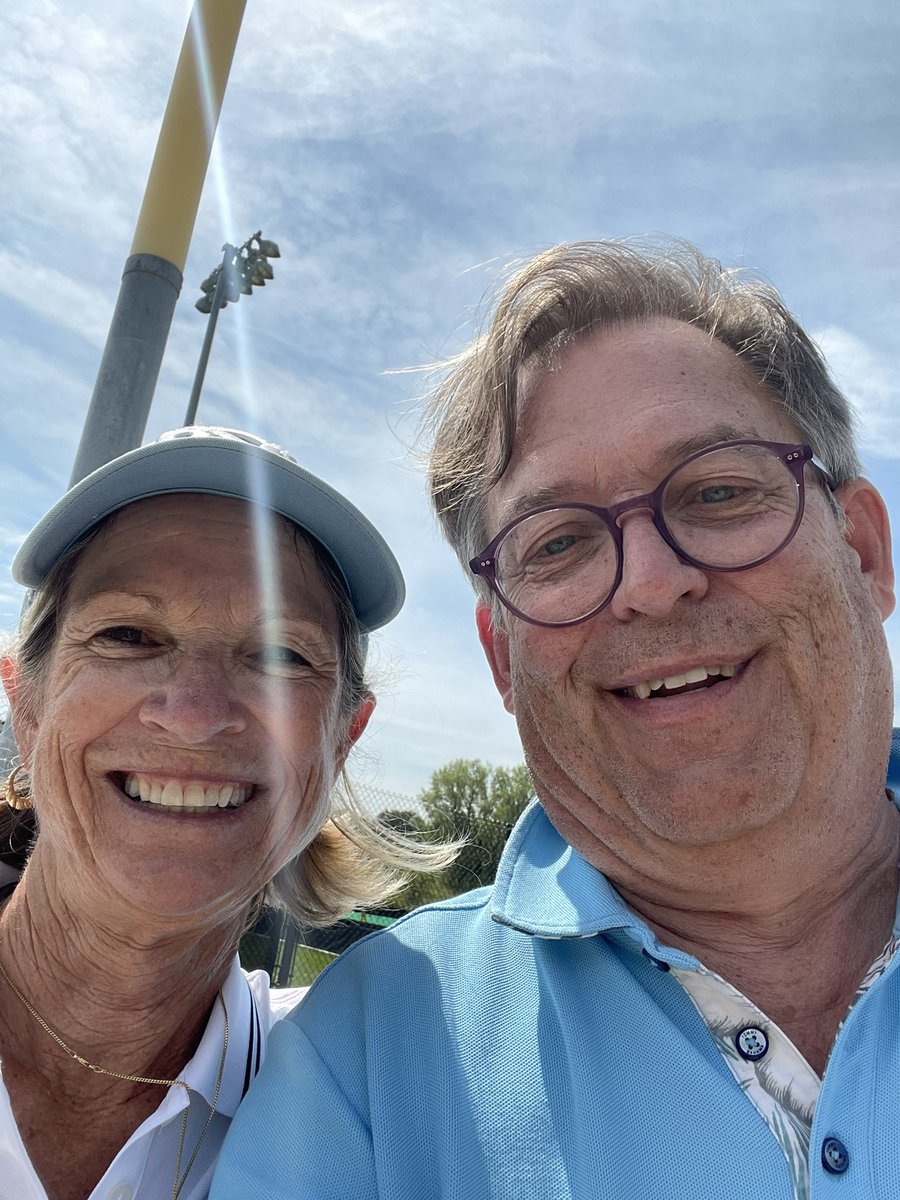 tpower's tweet photo. Thanks @CoachSheltonUNC for the picture today and good luck the rest of the @UNCFieldHockey season! #GoHeels https://t.co/HtkMsw4h9F