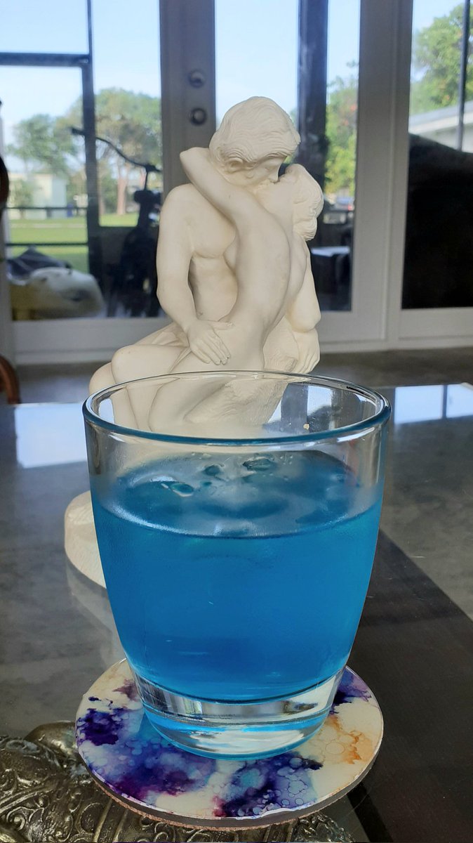 AdrianaMezaV's tweet image. Quién iba a decir que un beso pudiera ser así, capaz de alterar el paisaje interior hasta tal punto de desbordar los mares, de empujar los ríos montaña arriba, de devolver la lluvia a las nubes? (Jandy Nelson). #amconection  #FelizDomingo #elbeso