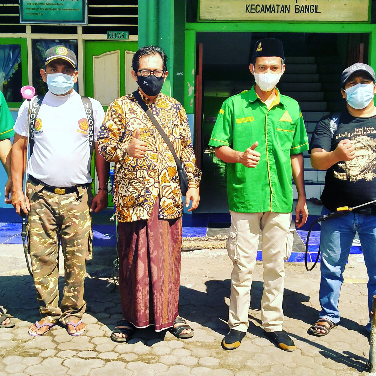 Ecko29502961's tweet photo. Dari sini saya belajar apa itu yang disebut KHIDMAT banyak yg seakan mampu, namun sedikit yang Sanggup. Terus bergerak dan bermanfaat.
#AnsorRantingKaumanLuarBiasa
#AnsorBangilSatu
#AnsorRumahBesarMilenial
#AnsorKaumanPeduli
#CegahCovid19
#Nuisme https://t.co/2ZNryZYcpF