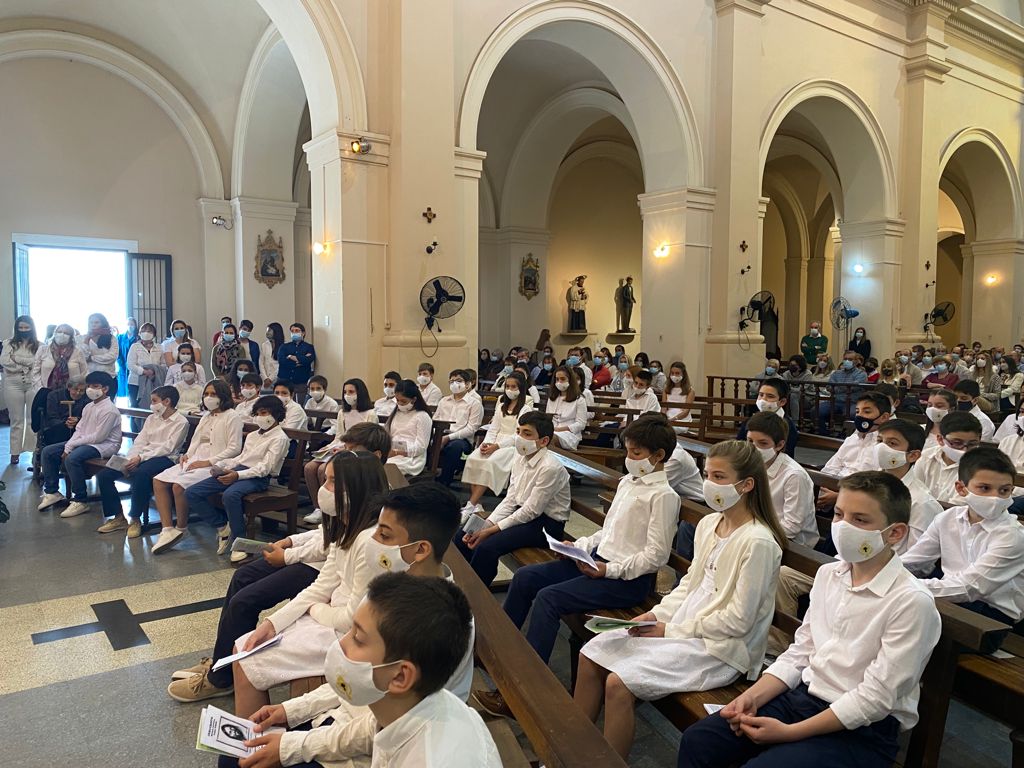 salesianosuy's tweet photo. 🙏 🕯 Los niños y niñas de sexto año del Colegio Salesiano de Salto recibieron la primera comunión. En una ceremonia colmada de alegría tuvieron su primer encuentro con Jesús Eucaristía.

#NosMueveLaEsperanza #Salesianos #Uuguay https://t.co/mXib3A4yaB