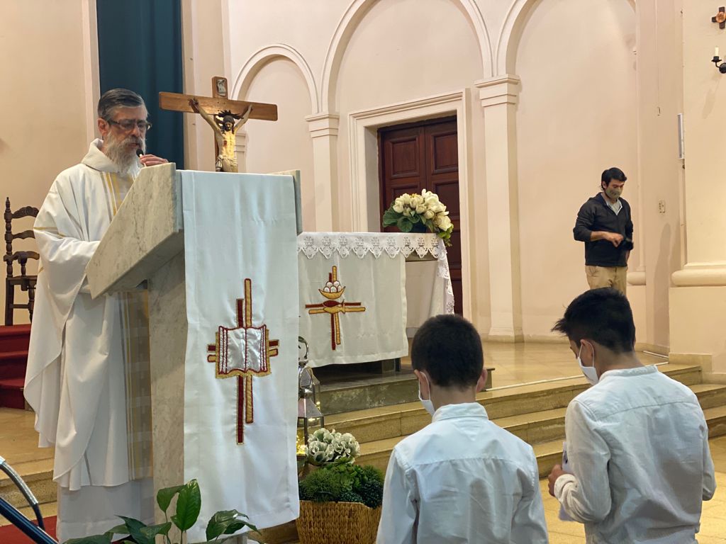 salesianosuy's tweet photo. 🙏 🕯 Los niños y niñas de sexto año del Colegio Salesiano de Salto recibieron la primera comunión. En una ceremonia colmada de alegría tuvieron su primer encuentro con Jesús Eucaristía.

#NosMueveLaEsperanza #Salesianos #Uuguay https://t.co/mXib3A4yaB