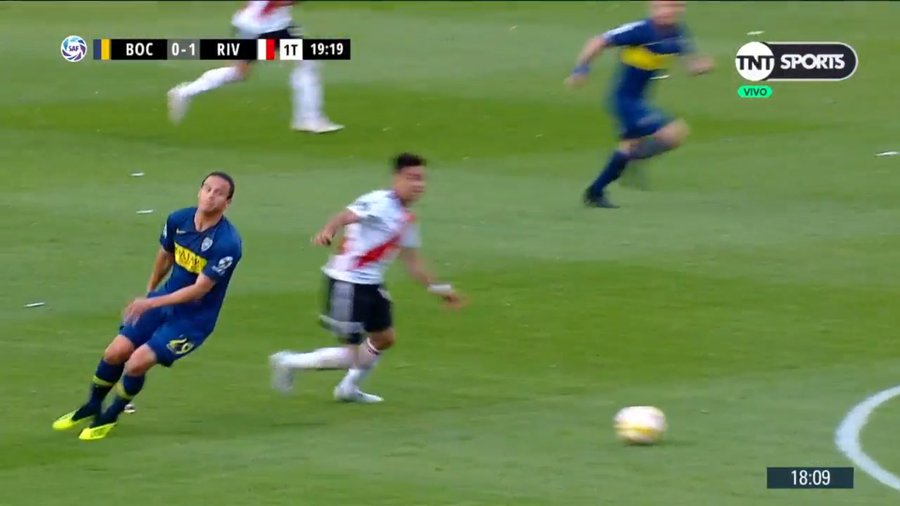 luchio's tweet photo. si cada vez que mencionan a leo jara no se te viene a la cabeza esta imagen, yo no sé qué te pasa. https://t.co/zepwVq7EU0
