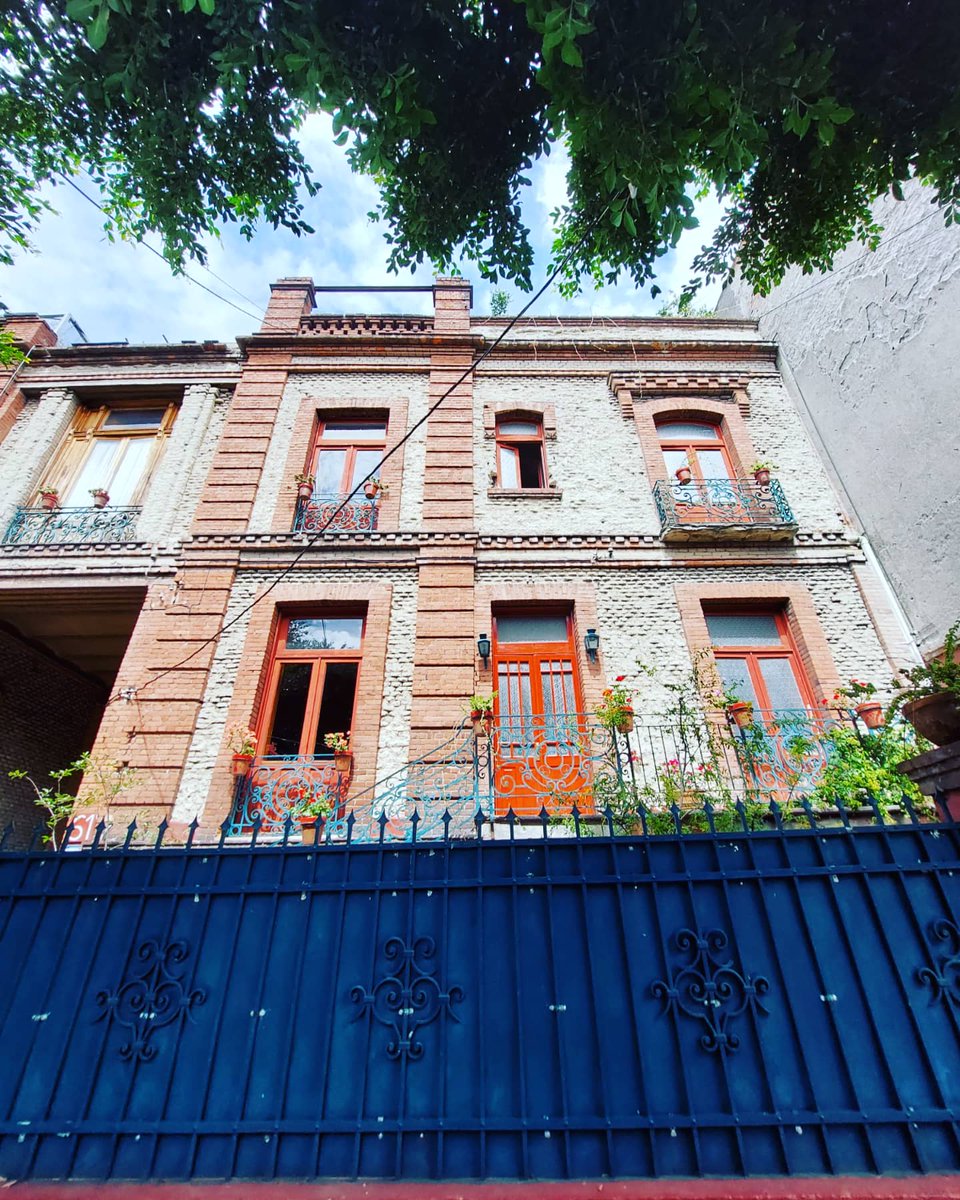 LizOsorio_'s tweet photo. En la colonia @SanRafaDF
hay una privada de ladrillos rojos que al entrar te permite vivir en la paz del porfiriato que aún reina en su estancia.
Esta belleza es de 1907 y fue la embajada de Italia, durante el porfiriato. Su arquitectura es de influencia inglesa. https://t.co/Zw3JUzKIQJ
