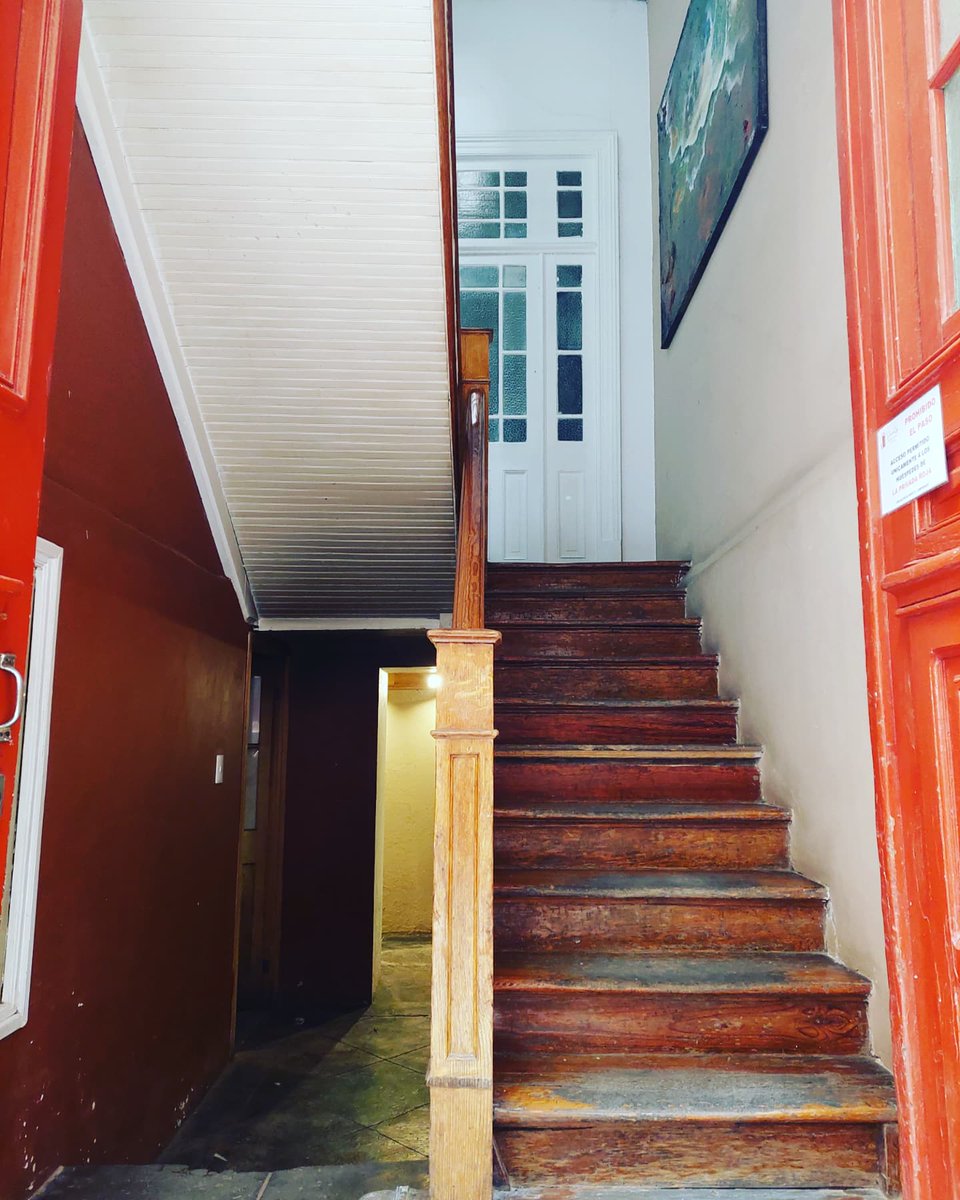 En la colonia @SanRafaDF
hay una privada de ladrillos rojos que al entrar te permite vivir en la paz del porfiriato que aún reina en su estancia.
Esta belleza es de 1907 y fue la embajada de Italia, durante el porfiriato. Su arquitectura es de influencia inglesa.