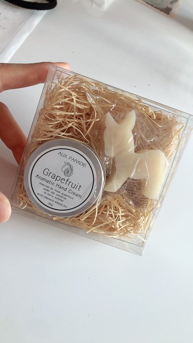 21日28日のライブでプレゼントをいただきました😭  女子力あがります。。  何よりお気持ちがうれしい 本当に本当にありがとうございます✨✨ https://t.co/W6FBDsq9Wh