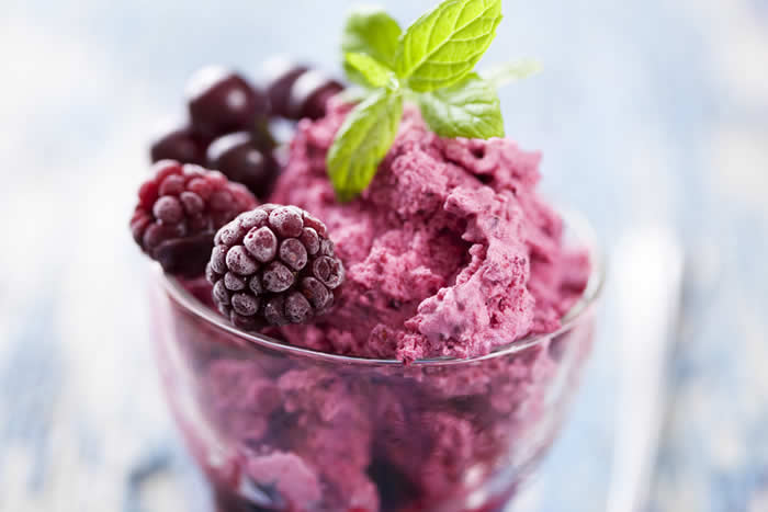 BlenderBabes's tweet photo. Blender Babes shares their favorite Very #Berry Green Frozen Yogurt recipe. Head on over to https://t.co/m0VjtQBNCF for more #healthy #recipes. https://t.co/t6kPdIiKB5 #banana #blendtech #blendtec https://t.co/J5Ifcjbysm