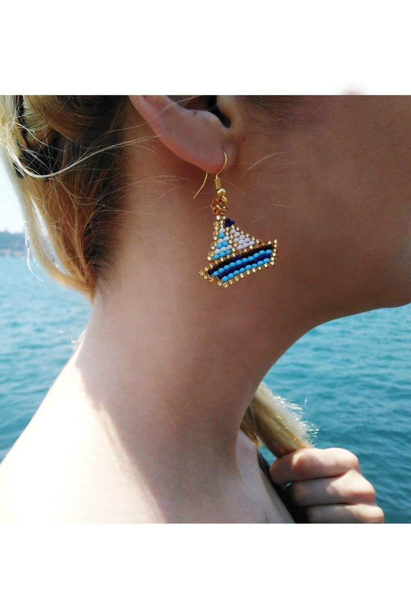 trendyol.com/lama-art-shop/… El Yapımı Mavi Yelkenli Boncuk Küpe 

#ZaferYolumuz #30AgustosZaferBayrami #ALTvFB #ÖSYMAÇIKLA Mustafa Kemal Atatürk #NwakaemeSözleşmesiYaşatır #BağımsızlıkDestanı Ferdi Altay Hamza