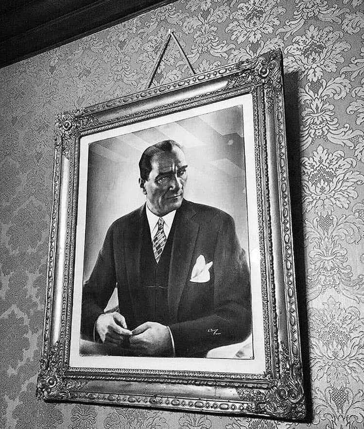 Tarihi yapanlar ve tarihi yazanlar... Arada büyük fark var...  #30AgustosZaferBayrami  #ZaferYolumuz 🇹🇷🖤