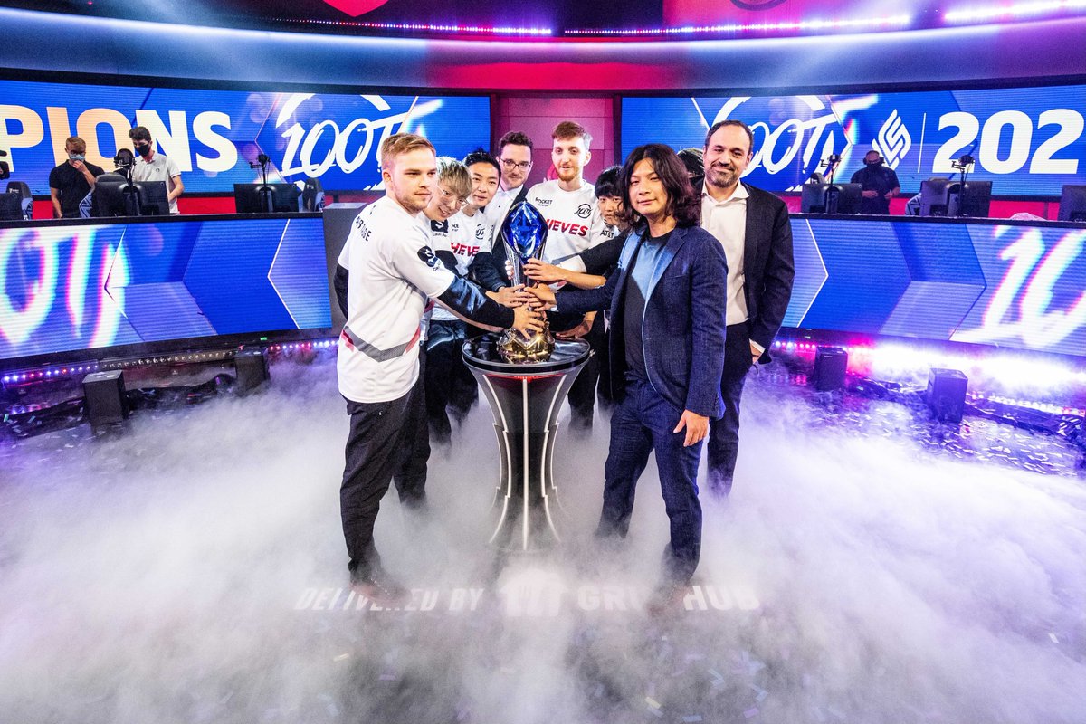100Thieves's tweet photo. Lift it high boys, you earned it. 💯 🏆 #100T #LCS https://t.co/dhbWu0FiiV