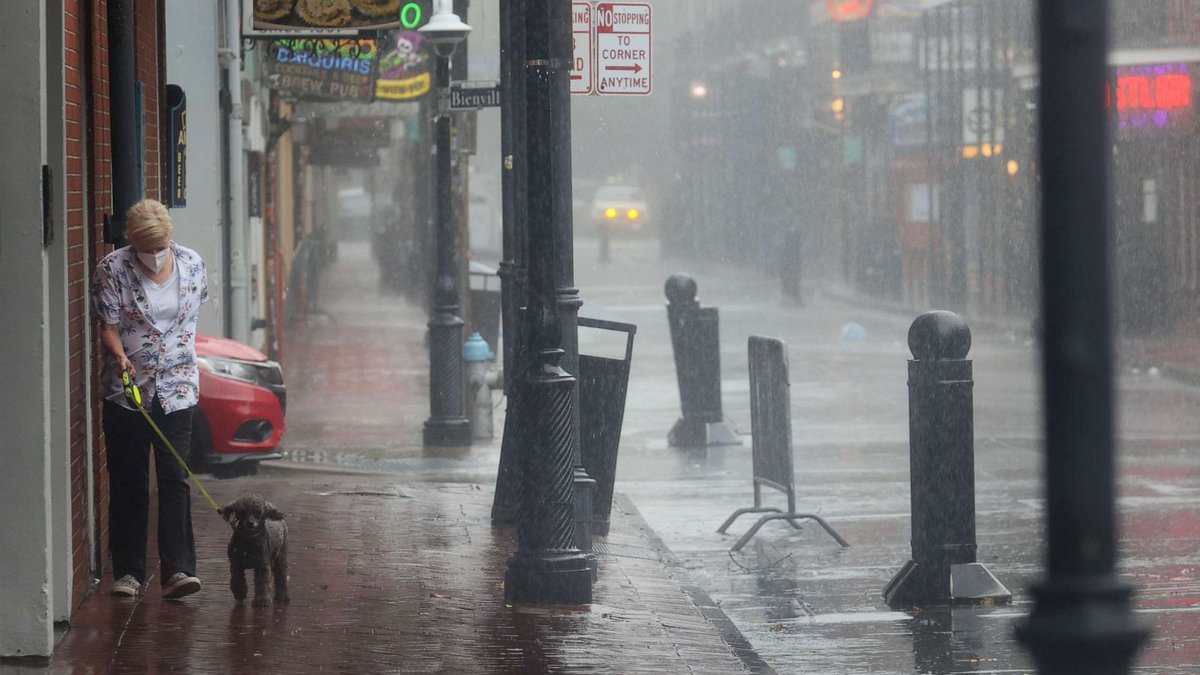 Q_Fill's tweet photo. #Ida is barreling through #Louisiana after making landfall in the state as a powerful Category 4 #hurricane #Sunday afternoon.

https://t.co/Ydfx931phg

#hurricaneida #flashflood #floodsmart #flooding #neworleans #category4 #sandbags #staysafe https://t.co/CmpJjuCfpW
