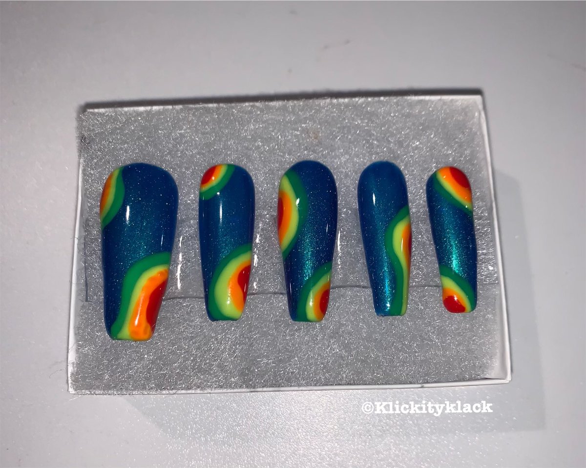 Hurricane Baby  

#hurricane #thermalnails #thermal #cofinnails #pressonnails #cxdvshx #klickityklack #pressonnailsforsale #supportsmallbusiness #supportblackbusiness #glowinthedarknails #handpaintednailart #handpainted