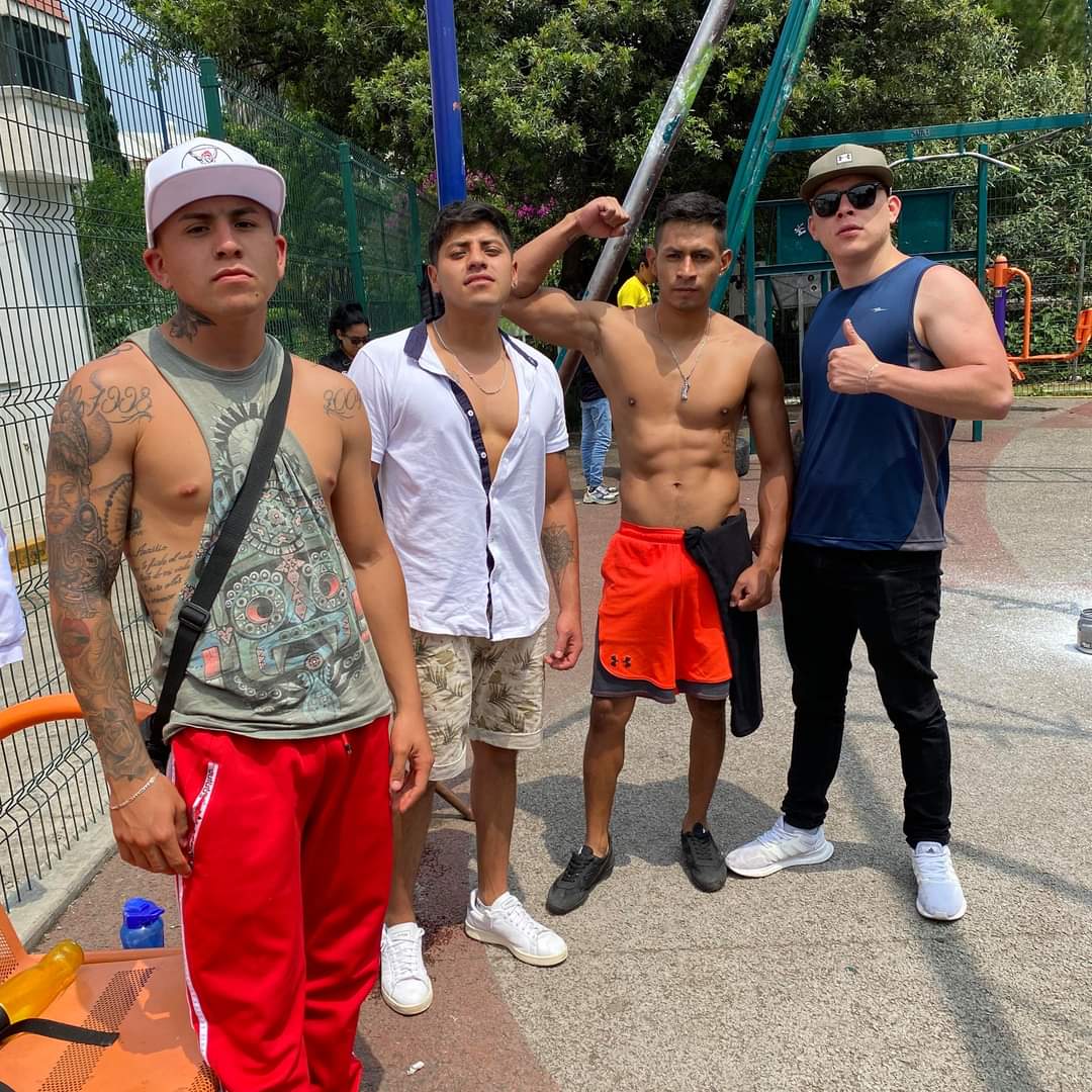 🔥Heteros HOT🔥 🤤🍆💦🇲🇽 on Twitter "NuevaFotoDePerfil ¿Con cuál amigos