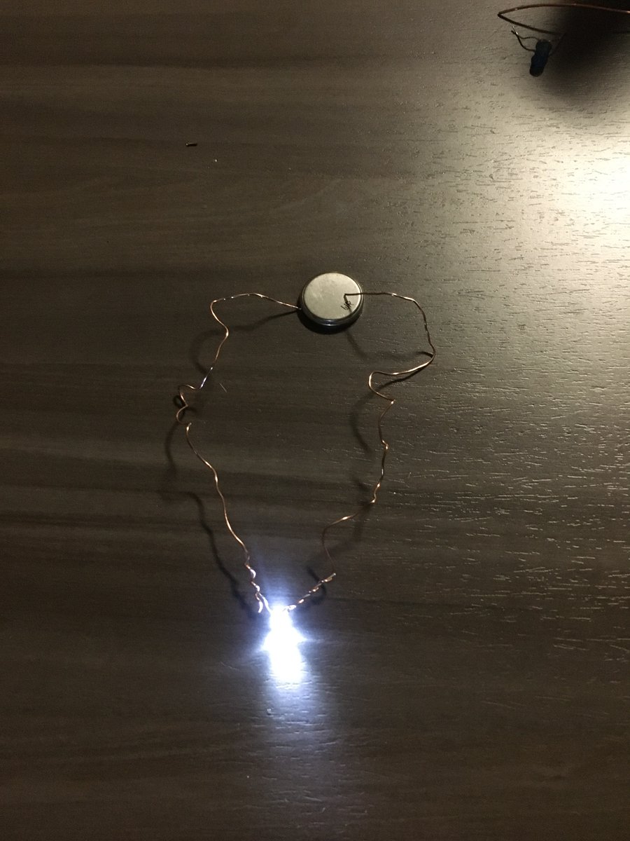 m_elise_design's tweet image. Exploring new materials on the first day of school! Tinkering with copper wires, batteries, and LEDs was a journey back to 5th-grade with my favorite science teacher. There were moments of confusion, excitement, doubt, and curiosity. #inquiry #arteducation #artshare #artt2372