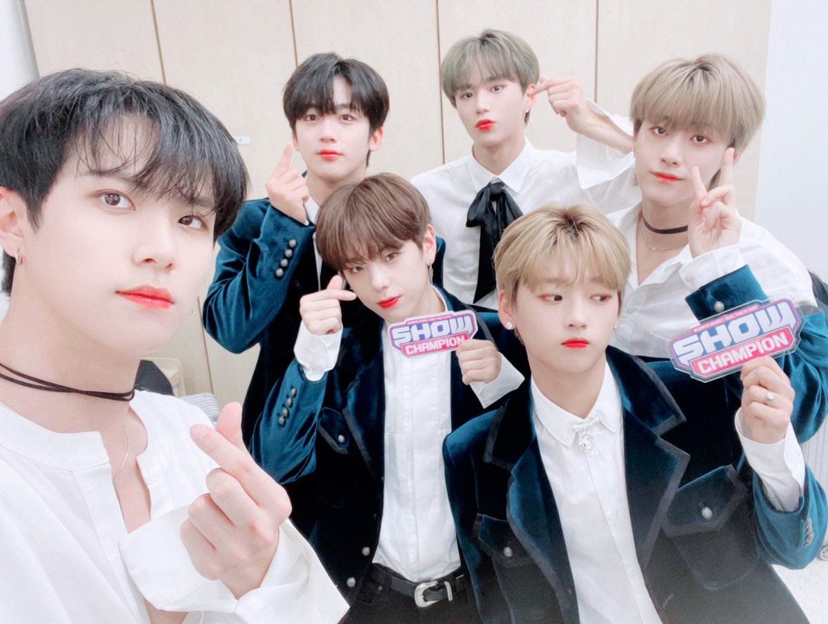 officiaIwei's tweet photo. 「 * . wᥱ ᥲrᥱ _ #. 𝗪𝗘𝗶 .\ ēvənt 🗓️ › * 𝟮𝟵 up _ 𓏲 dᥲtᥱ #RodVelty1stCB : #VELTYFLAVOR
Foto para el recuerdo y ya en backstage listos para felicitar a nuestras novias por su asombrosa presentación. https://t.co/C2XKE3pmHW