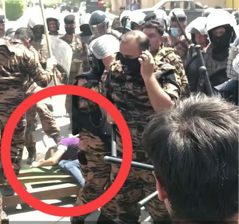 🔴 من تدرس 16 سنة
وتصير مهندس وبالاخير تعامل
بهاي الطريقة المهينة لان طالع تطالب بحقك .. 
صورة لمعتصمي مصفى السماوة
اهكذا تبنى الاوطان ؟؟

#انصفوا_الخريج_غير_المحاضر