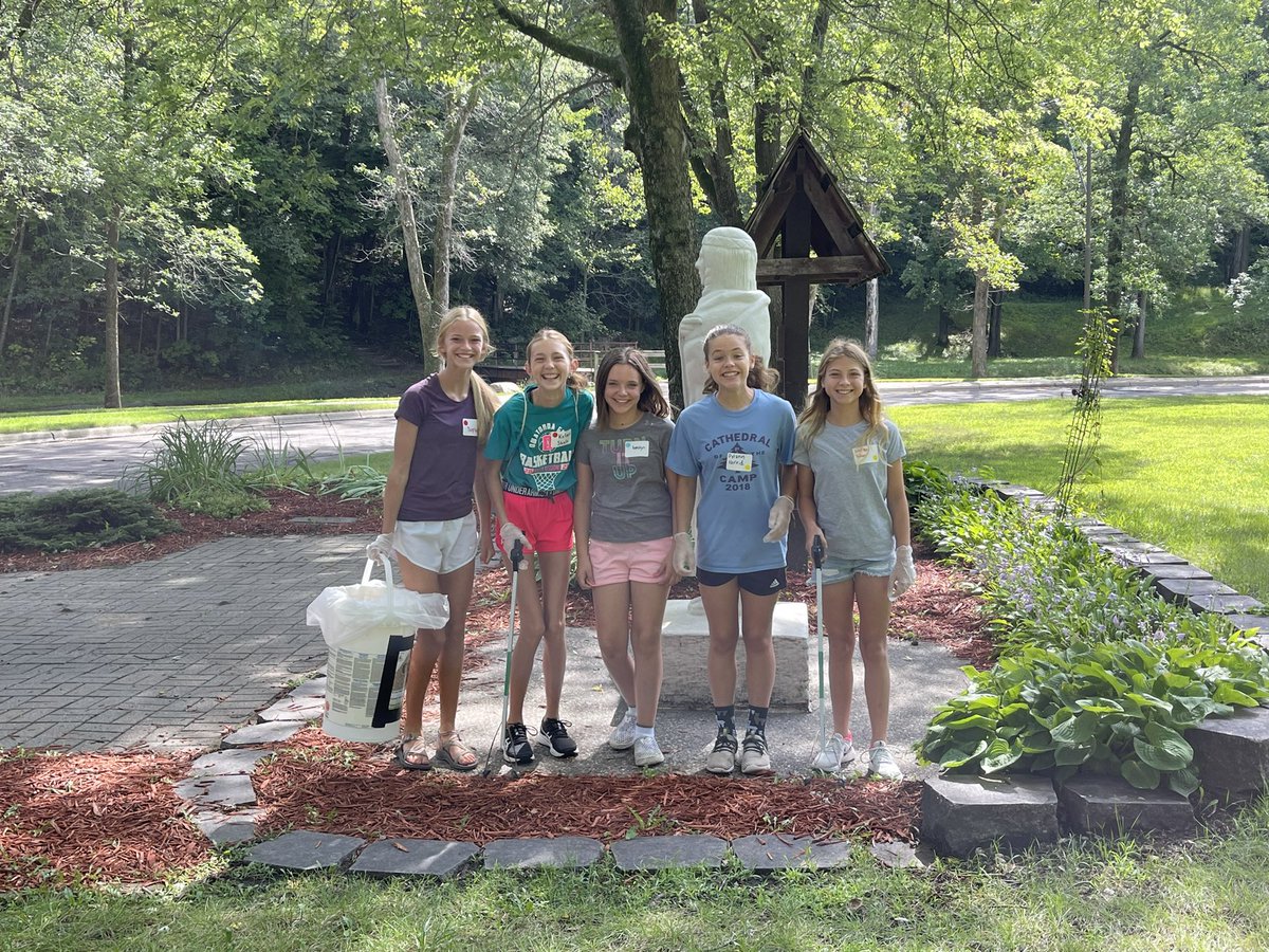 OmsStud's tweet photo. Your new Student Council got to work today cleaning up the Park and holding their first meeting of the new year!! So many fun things planned for you @Owatonna_MS #owatonnaproud #ALLIN https://t.co/nHH9Q8igod
