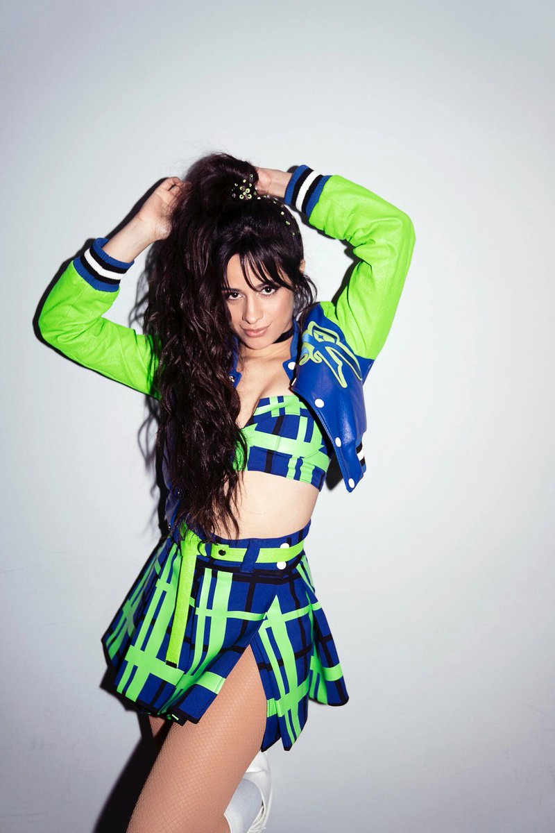 Does this look good on me? 💚💙