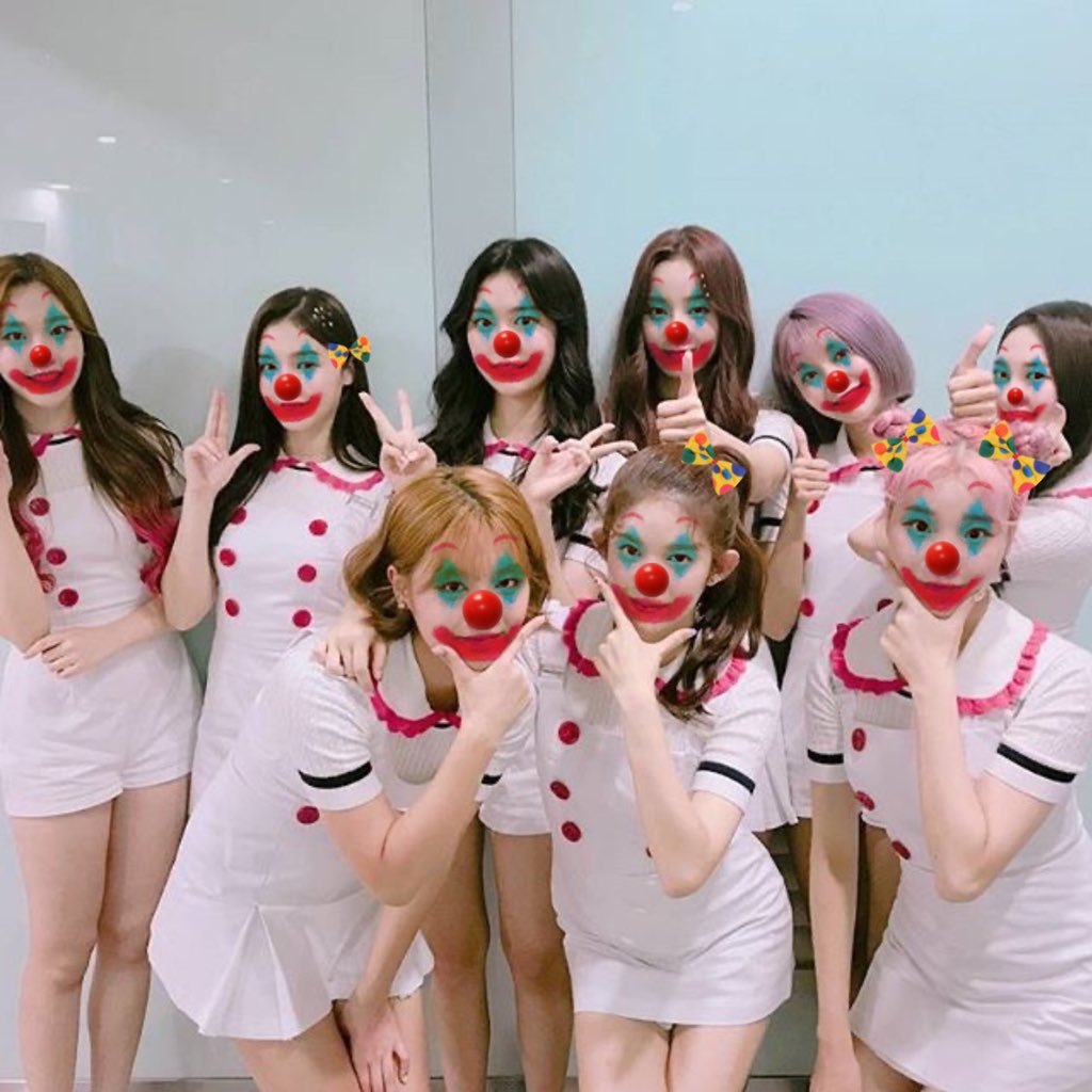 granny_vr's tweet photo. This looks like a clown outfit so I had to put clown makeup on them 😭
Momoland joining Merry go clowns https://t.co/PRGYj8Iw76
