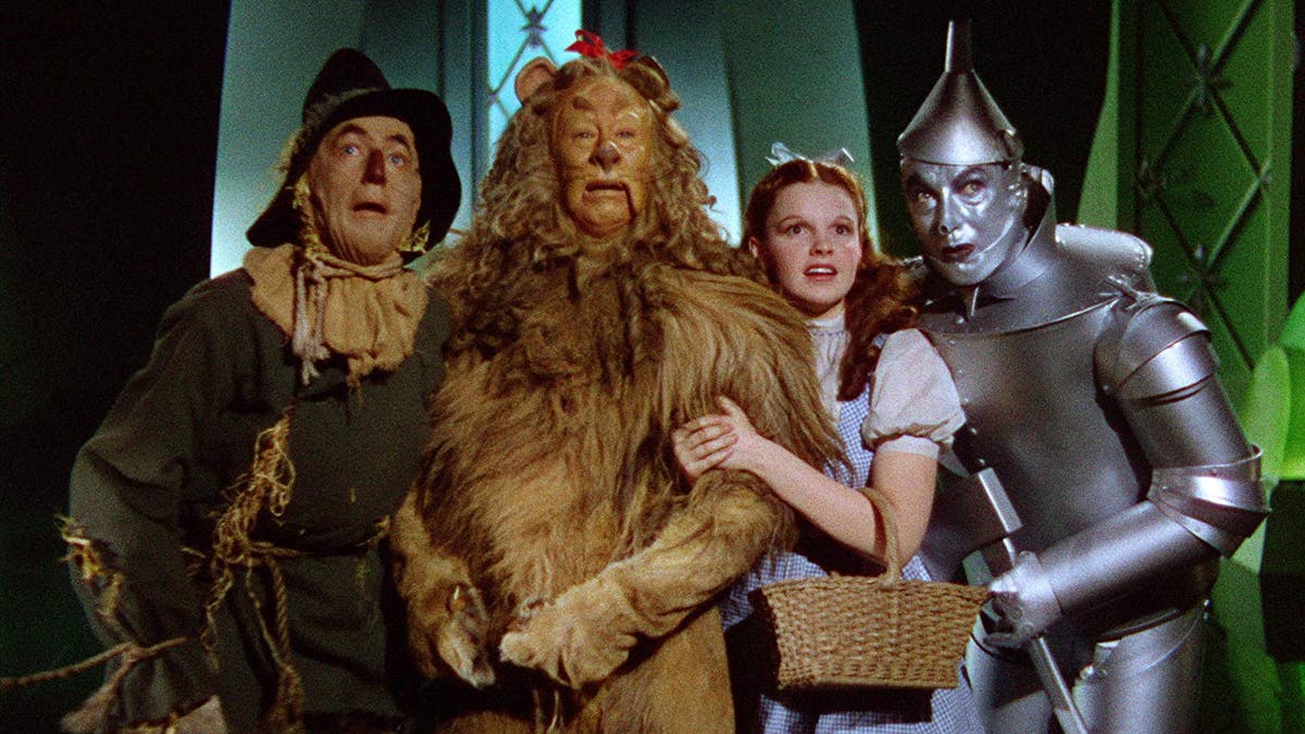 AlamoPhoenix's tweet photo. Join us for an interactive journey through the Kingdom of Oz!

At THE WIZARD OF OZ Movie Party, you can sing along with the film &amp; every ticket includes fun, interactive props.

Tickets on sale now:
https://t.co/fyvW2Fhxj1 https://t.co/Aoo6mMTzOC