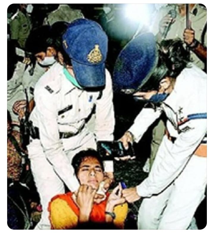Suryaka80490973's tweet photo. @ChouhanShivraj शर्म को भी शर्म आ जाये ऐसा कृत्य किया तुमने शिवराज।राखी बाँधने आई बहनों बेटीयो को प्रताड़ित किया इतिहास कभी क्षमा नही करेगा
आज तुम लाडली लक्ष्मी की बात करते हो 
आक थू https://t.co/EQDFazLXMC