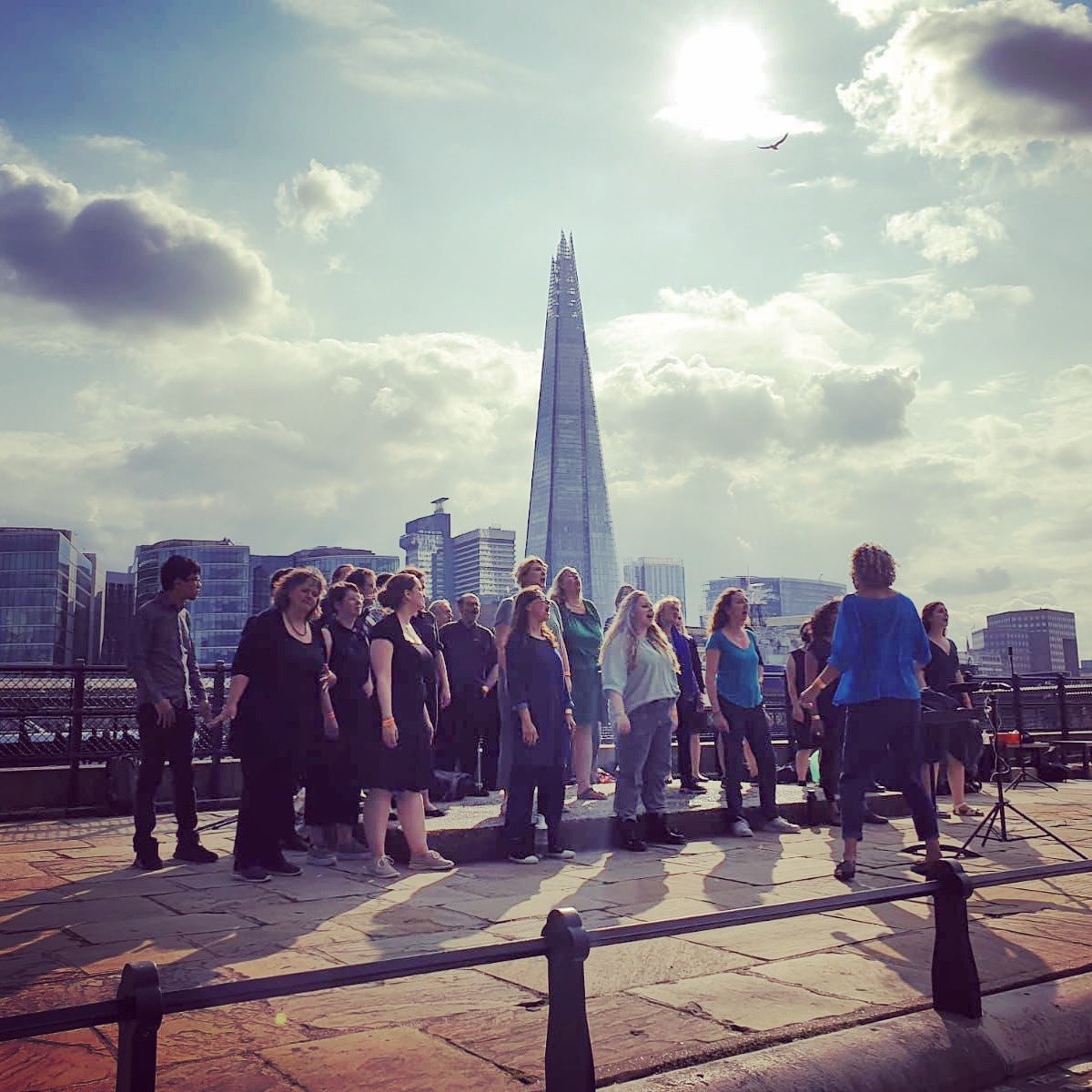 HumanistChoir's tweet photo. Perfect end to the day: @filamenttheatre chorus & LHC joined forces as the sun came out over the river! ☀️
#SingLive #choir #singing #singers #SATB #TowerOfLondon #TowerOfLondonChoirFestival #ProjectGetSinging #ChoirsAtTheTower #TheShard @ProjGetSinging https://t.co/0dtdAEgExl