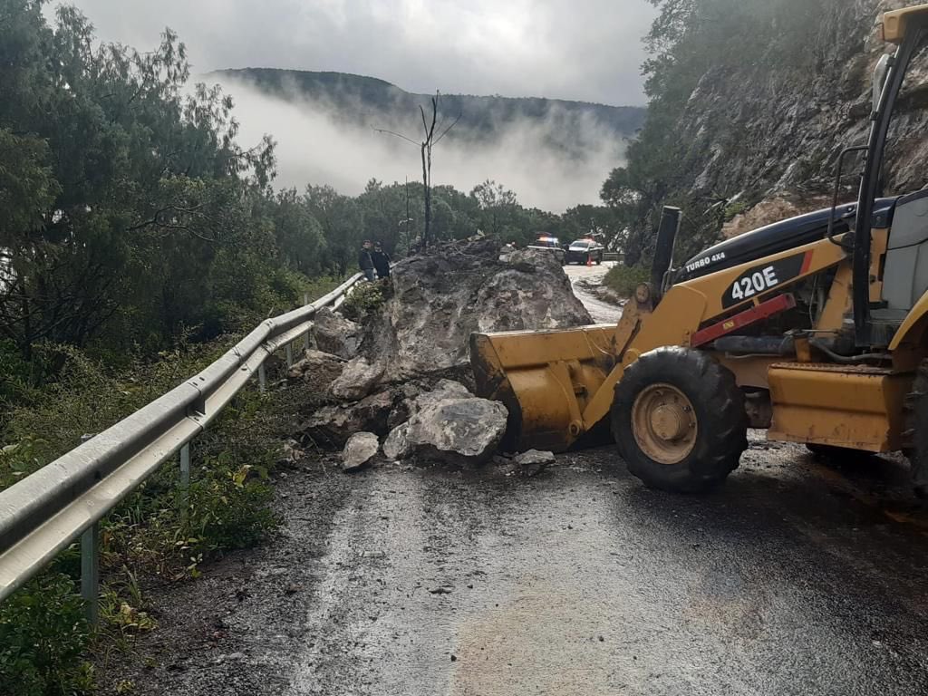 SalvaFdezAyala's tweet photo. #Lluvias por remanentes de #HuracánGrace continúan y las cuadrillas de #ConservarEsPreservar de @SCT_mx de manera diligente prosiguen atendiendo incidencias menores del camino.#PrecaucionVial 👷‍♂️⛈🚗🚜. https://t.co/pwU7Pv5SwZ