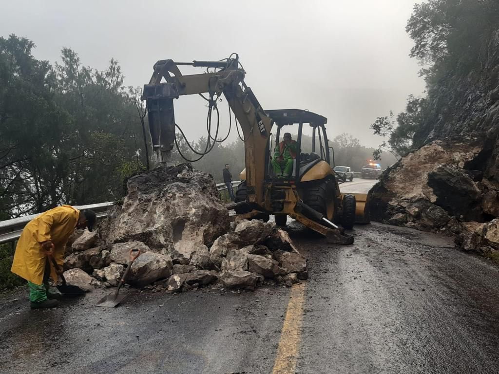 SalvaFdezAyala's tweet photo. #Lluvias por remanentes de #HuracánGrace continúan y las cuadrillas de #ConservarEsPreservar de @SCT_mx de manera diligente prosiguen atendiendo incidencias menores del camino.#PrecaucionVial 👷‍♂️⛈🚗🚜. https://t.co/pwU7Pv5SwZ