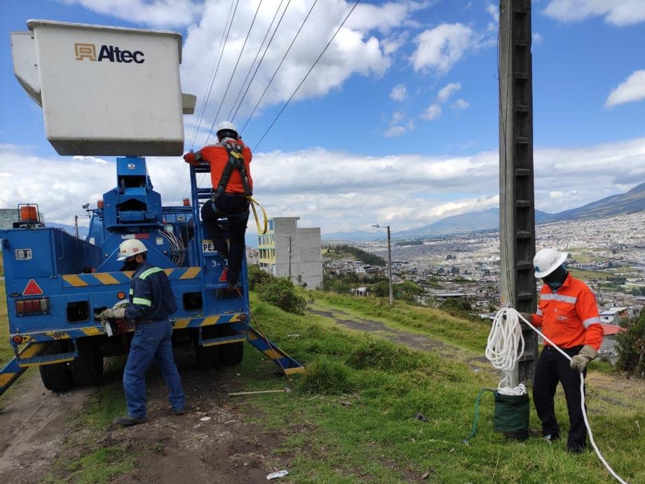 ElectricaQuito's tweet photo. Con #ConcienciaEnergética💡, el  grupo uno de #LíneasEnergizadasEEQ, realizó la instalación de puesta a tierras, mantenimiento integral de la franja de servidumbre y retiro de objetos extraños en la línea de transmisión Santa Rosa - Epiclachima.
#JuntosLoLogramos https://t.co/KGgIjt9KTi