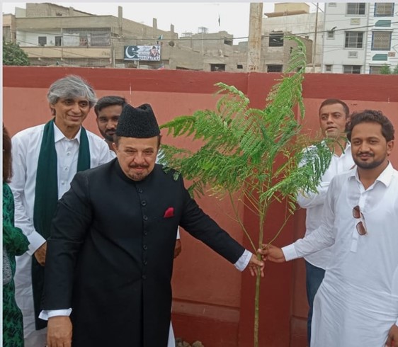 Founding Member #Sabahat of 'Ao Mil Kar Rahain Mehfooz' organized a #plantatree activity.

#watan #ki #mitti #gawah #rehna
#merapakistanhai #yaiterapakistanhai
#humain #piyar #hai #pakistan #sai #dil #jan #Sai

#IndependenceDay2021 #14thAugustAzadiDay