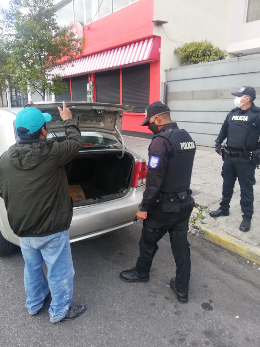 PoliciaEcuador's tweet photo. 🚨OPERATIVOS PREVENTIVOS

📌En #UIO, realizamos operativos antidelincuenciales enfocados al control de vehículos, motocicletas, armas de fuego, armas blancas, polarizados, sustancias sujetas a fiscalización y personas requeridas por la justicia. 

#EjePreventivo https://t.co/wOtZIPwvms
