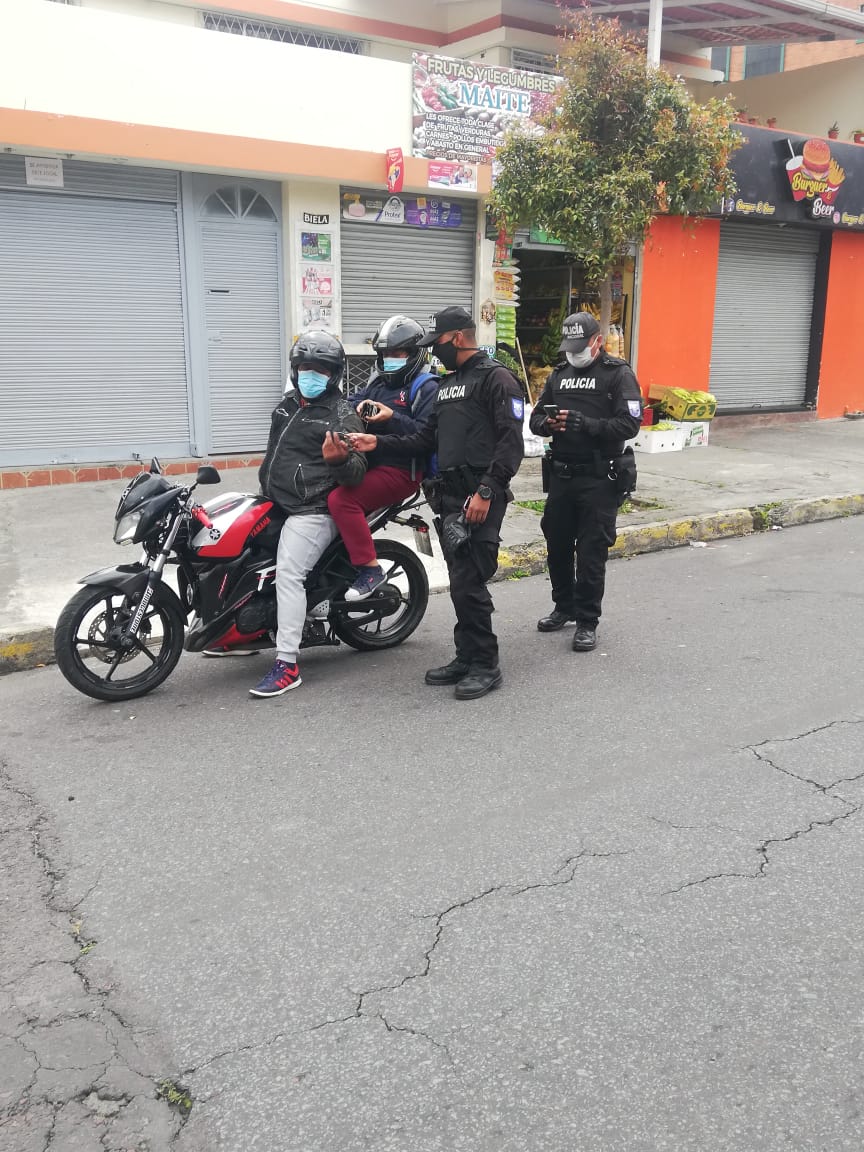 PoliciaEcuador's tweet photo. 🚨OPERATIVOS PREVENTIVOS

📌En #UIO, realizamos operativos antidelincuenciales enfocados al control de vehículos, motocicletas, armas de fuego, armas blancas, polarizados, sustancias sujetas a fiscalización y personas requeridas por la justicia. 

#EjePreventivo https://t.co/wOtZIPwvms