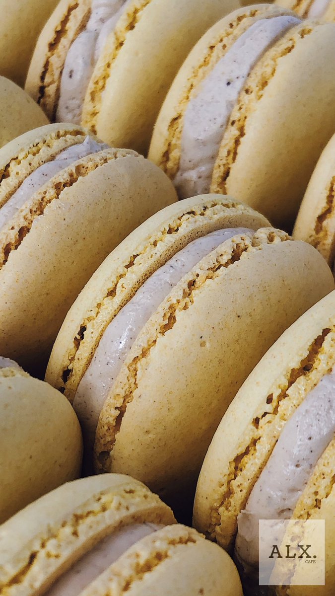 alxcafe's tweet photo. Golden Milk #Macarons! 

A turmeric macaron filled with a spiced French buttercream and a sweet ginger milk jam center. https://t.co/zJ7JrJQmrE