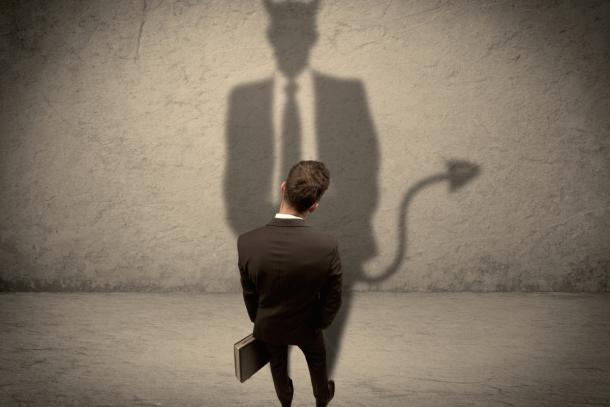 Человек с лупой надо городом. Много зеркал. Тень личности. Мужчина с лупой. Смотрит на то что происходит.