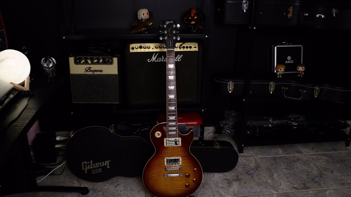 maykifabiani's tweet photo. 🤘🏻😁 #gibsunday
|🎵🎵🎵🎵|
#gibsonstandard #teaburst #burstlovers #gibson #lespaul #musiclife #funkopop #lotr #mayki #maykifabiani @gibsonguitar @gibsunday https://t.co/imiiMct8wE