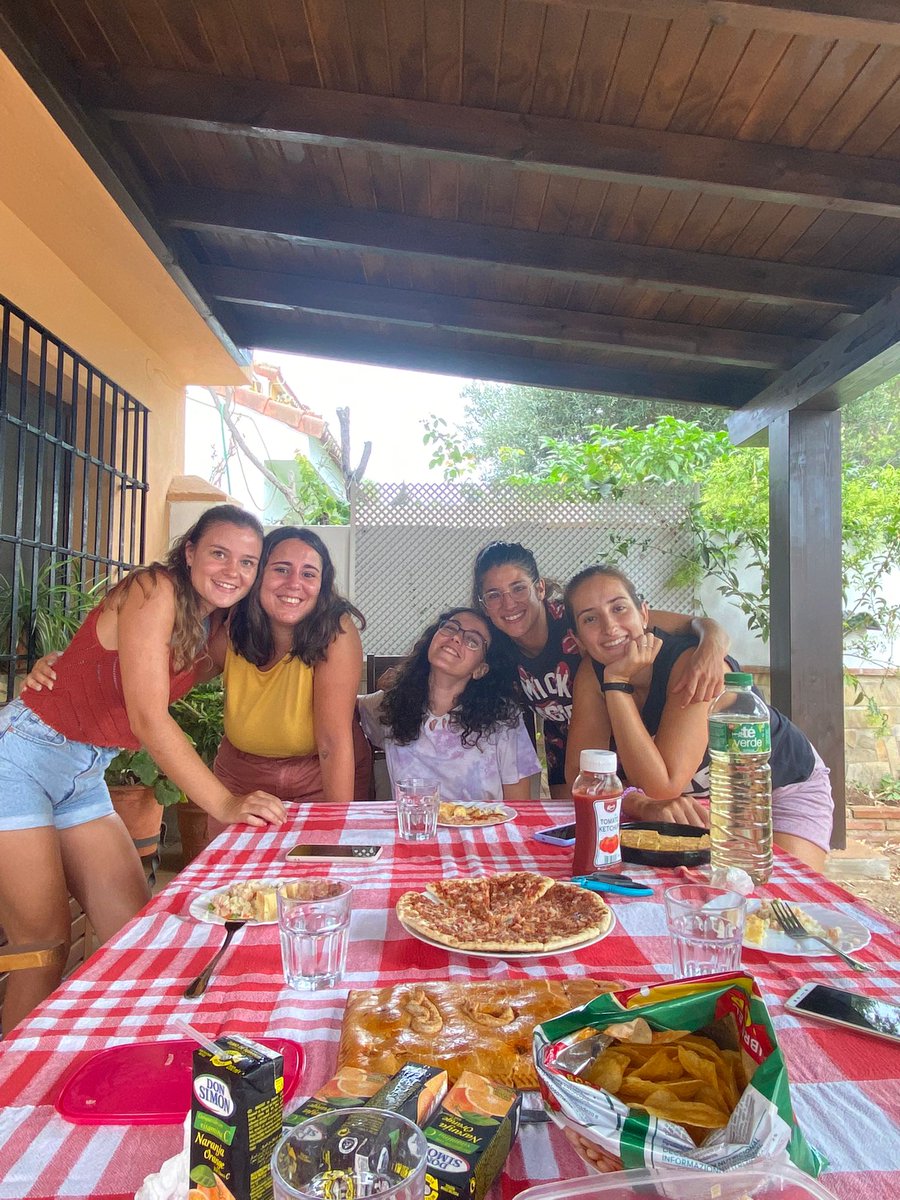 anaaruiiz98's tweet photo. haciendo como que nos queremos💜 

@AnaIrene14 @Marrrdj @emesannchez @MariaTorres998 https://t.co/HVaYWX6aRO