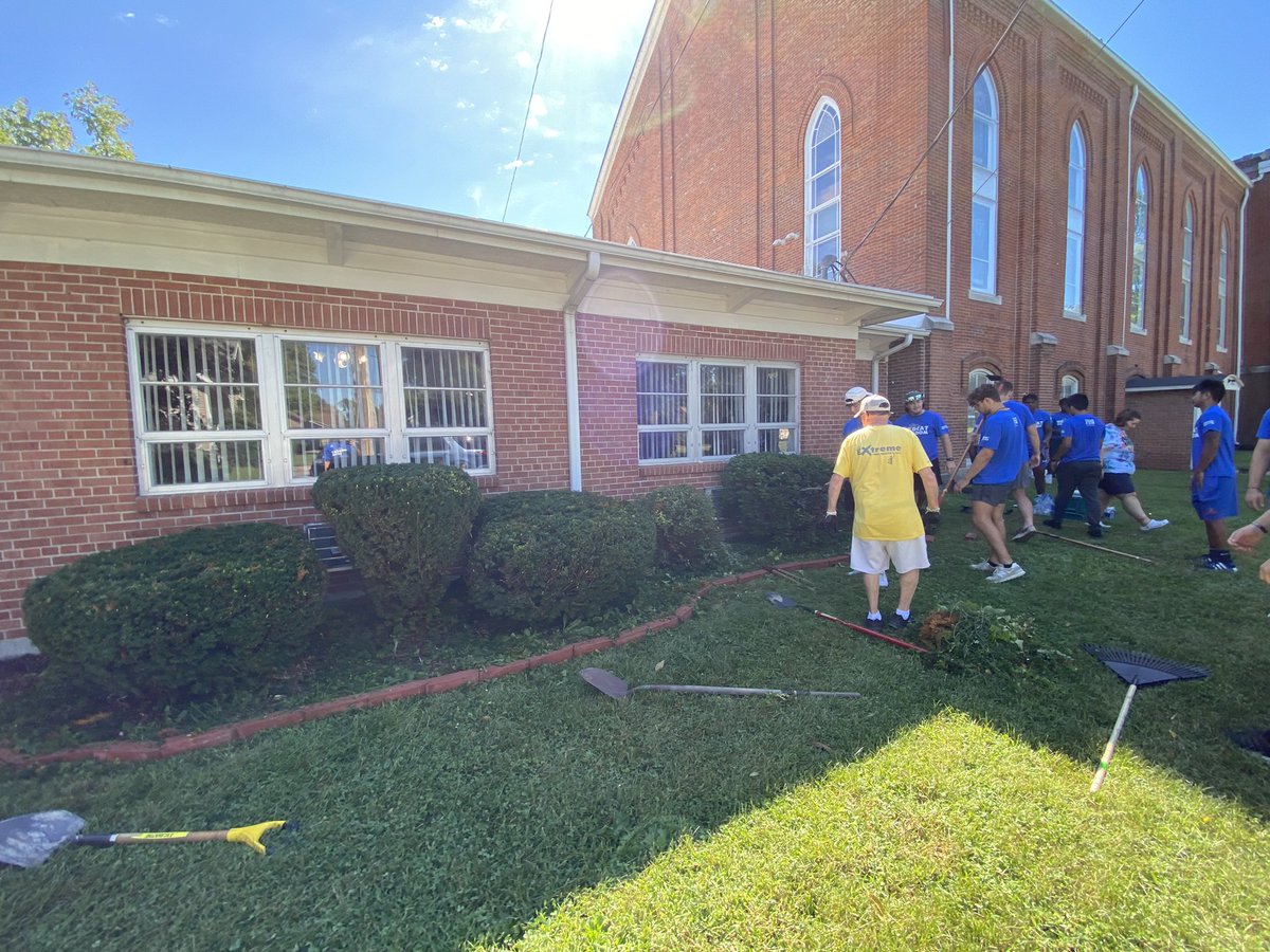 Coach_C23's tweet photo. FYE K put in some serious work yesterday. I’m so proud of this group and the rest of the first year students for making our community a better place in this annual community service project! #EDM #EveryoneDoingMore https://t.co/L8LYwFKr2t
