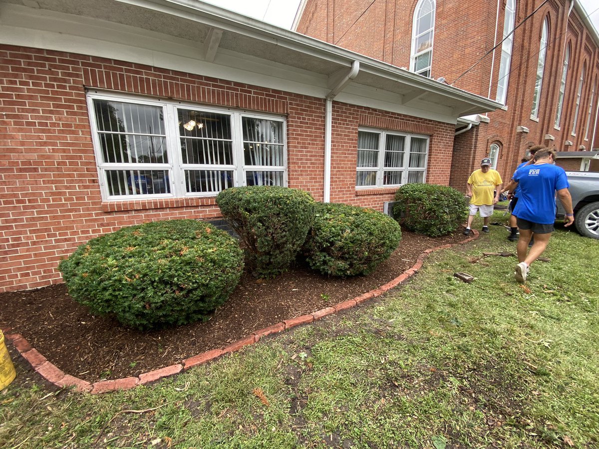 Coach_C23's tweet photo. FYE K put in some serious work yesterday. I’m so proud of this group and the rest of the first year students for making our community a better place in this annual community service project! #EDM #EveryoneDoingMore https://t.co/L8LYwFKr2t