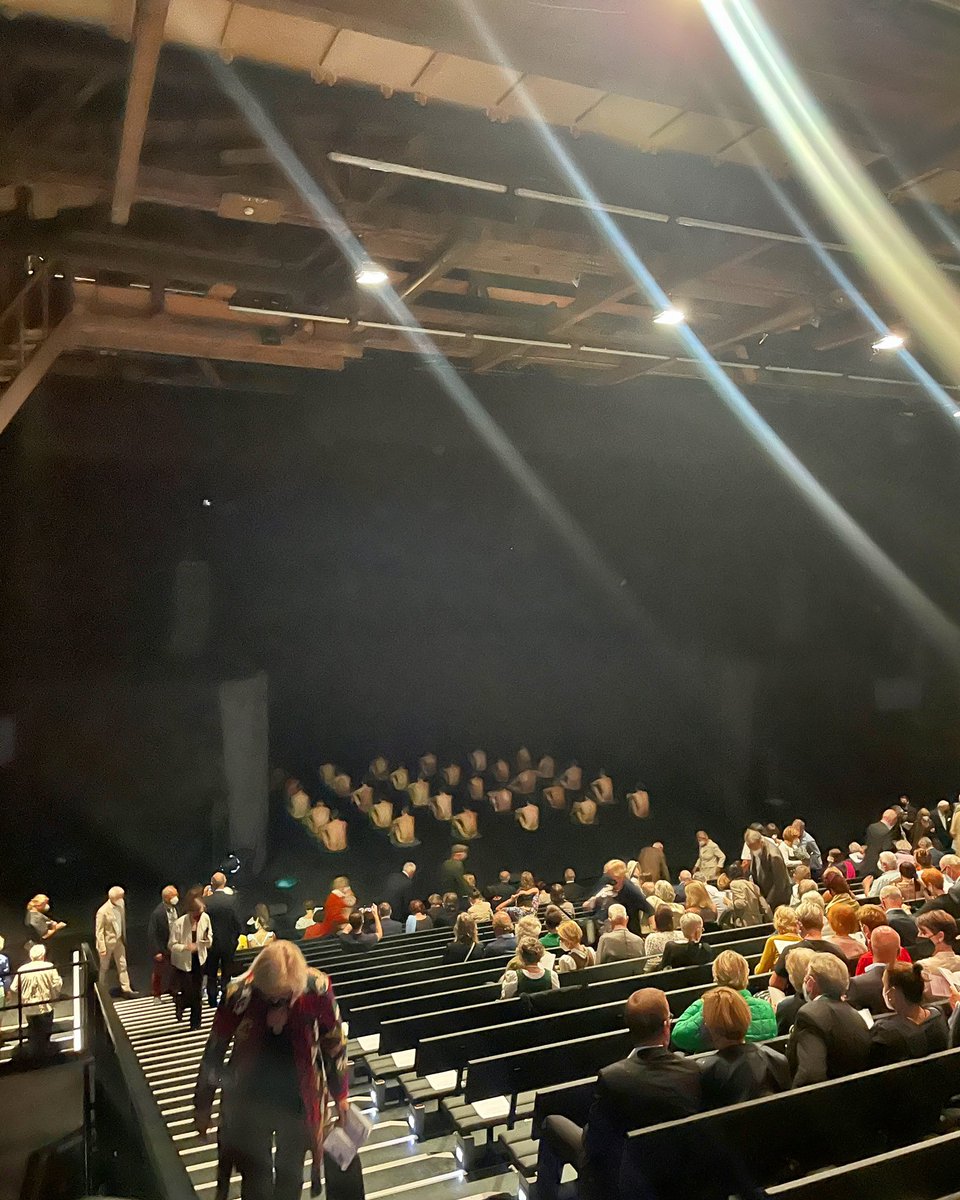 katha_esskultur's tweet photo. endlich wieder einmal auf der #pernerinsel: #mariastuart bei den salzburger festspielen https://t.co/pfC8jiA9Sz