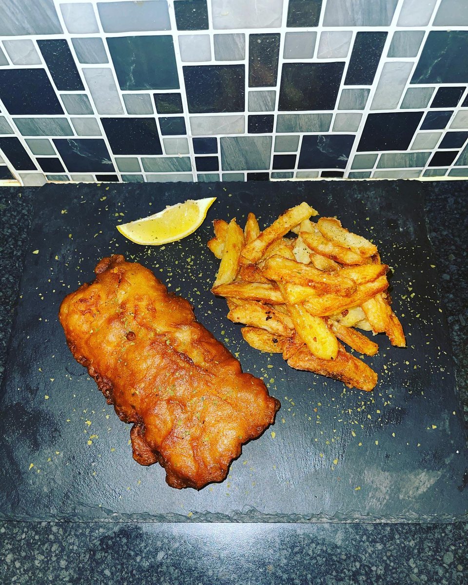 ComeDineWithTee's tweet photo. I was feeling for some pub style grub sooo I made Fish &amp; Chips 🤩 https://t.co/iGdy8khFfp