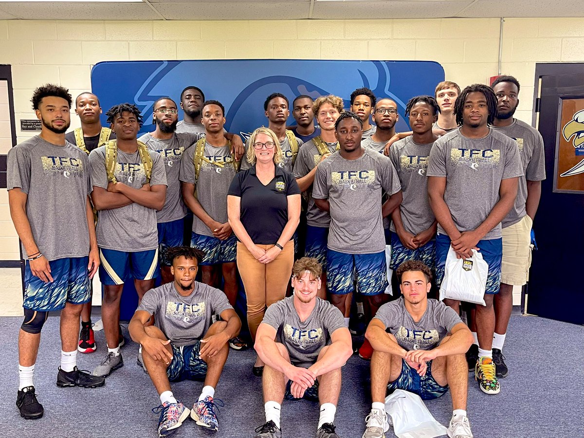 TFCMBB's tweet photo. We would like to give a huge thank you to the amazing SSG Amy Malik, @GuardMalik, and the Georgia National Guard for taking us through a rigorous, effective bootcamp! Our guys were put through intense work that helped us acquire toughness, teamwork, and togetherness!
🇺🇸🦅🏀 https://t.co/em2z07LBoC