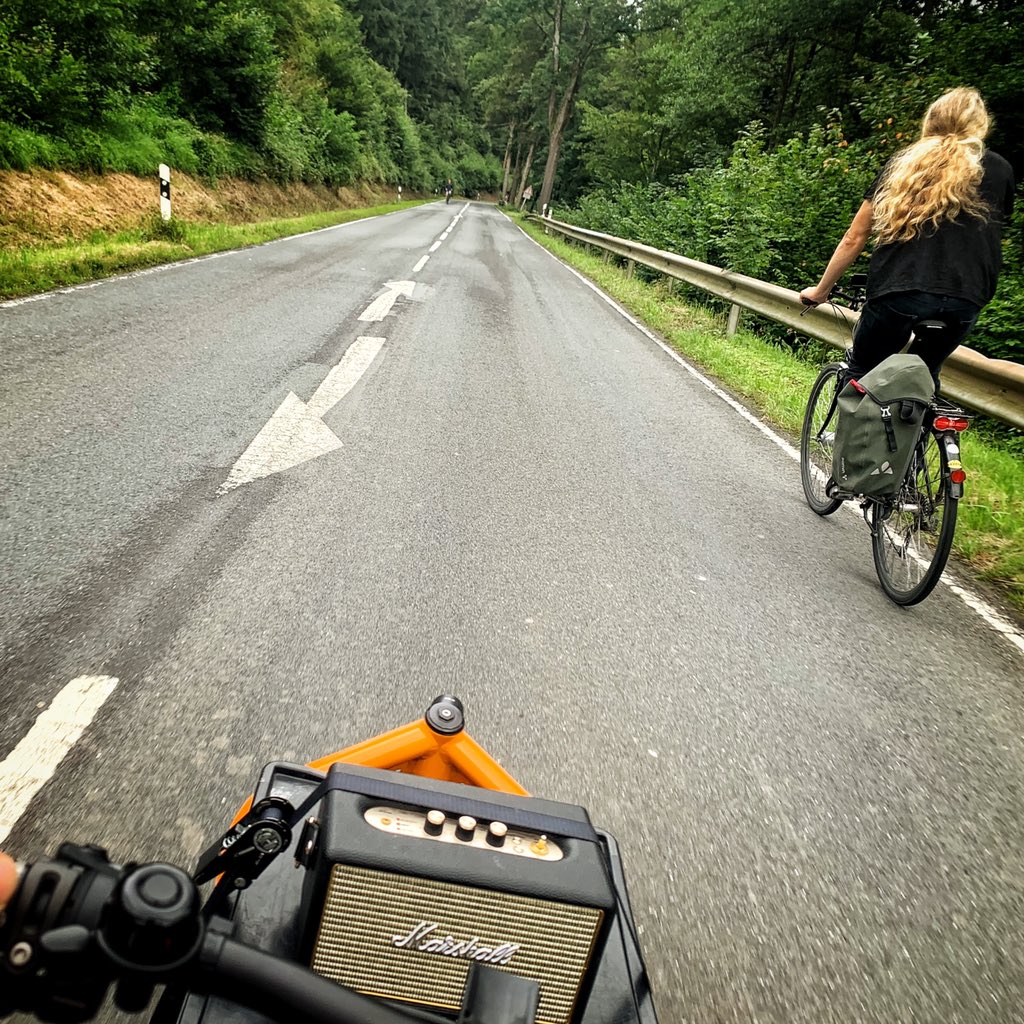 Autofreies #Schmelztal zum #fahrradfestival in #badhonnef - wann bekommen wir sowas in #bonn ? Danke @BmNeuhoff !  @katjadoerner @BundesstadtBonn