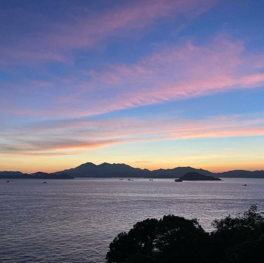 PIHK16's tweet photo. 香港の夕日
Sunset in Hong Kong
摩星嶺芝加哥大學大樓望向大嶼山 https://t.co/f9R3hZm9z2 https://t.co/7UHC7OUzP5